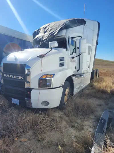 Anthem 64T parts truck MP8 engine with 300,000 Mi or 482803 km 12 sp automatic transmission We don't...