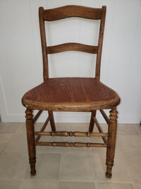 Belle chaise antique en bois entièrement décapée