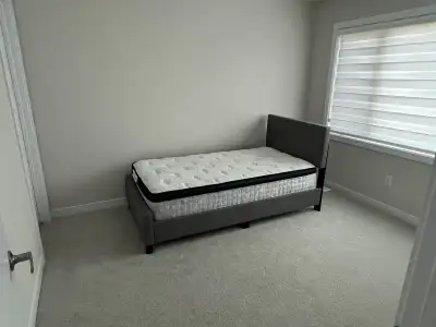 **Roommate Wanted in Half Moon Bay, Barrhaven** Looking for a quality living environment in a bright...