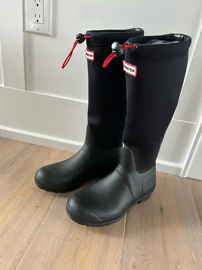 Women’s size 8 boots from Hunter. Barely used, in like new condition. Scuba fabric upper, with an ad...