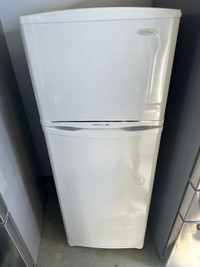 2 yrs old 24 in APARTMENT SIZE FRIDGE FREEZER CAN DELIVER
