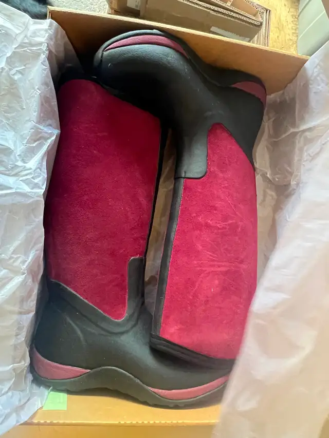 Women’s muck boots in Women's - Shoes in Calgary - Image 4