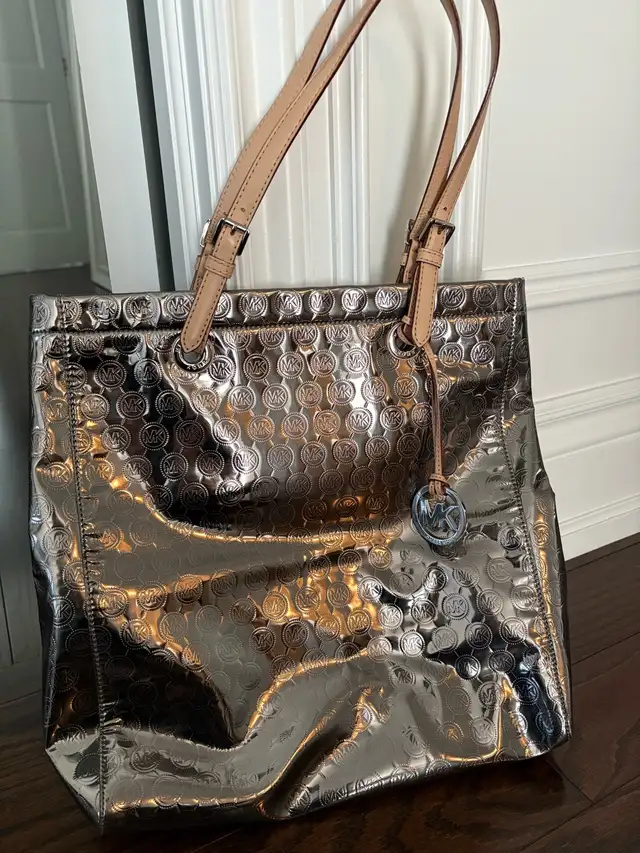 Michael Kors Bag in Women's - Bags & Wallets in City of Toronto - Image 2