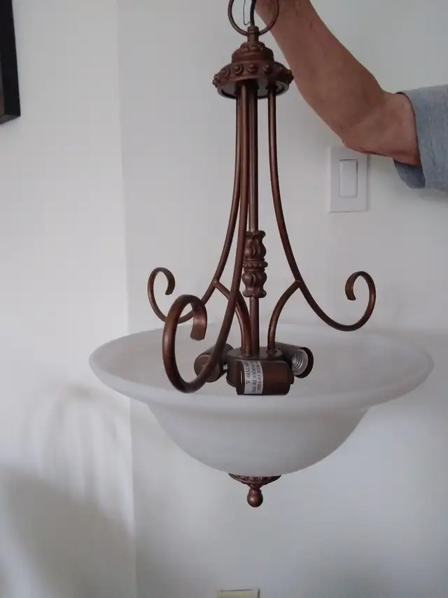 Elegant 3 light chandelier in Indoor Lighting & Fans in City of Toronto - Image 2