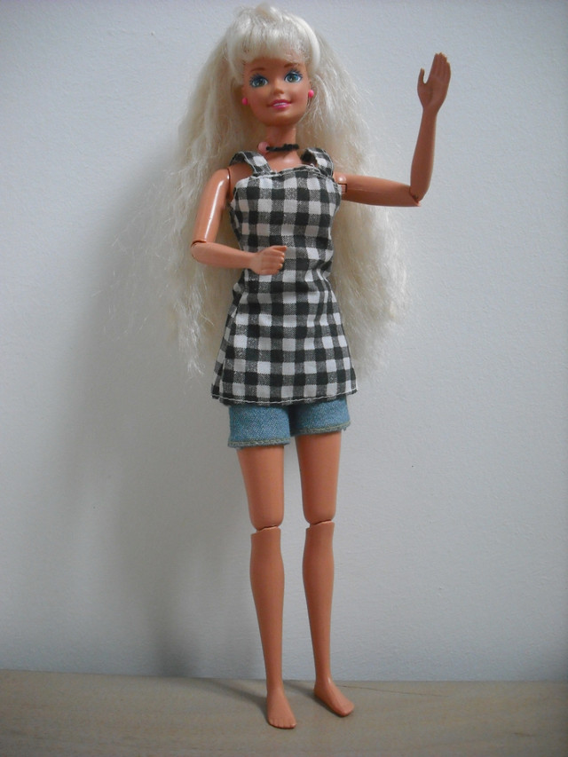Barbie Doll - jointed 1993 in Toys & Games in Windsor Region