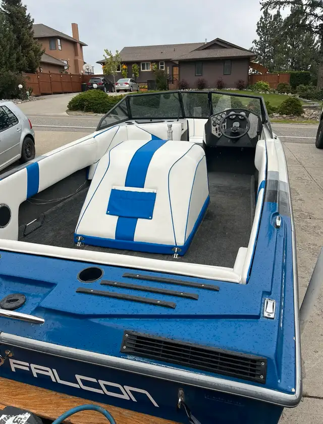 1994 Ski Centurion Falcon XP Bowrider -- 320 Hours in Powerboats & Motorboats in Kelowna - Image 3