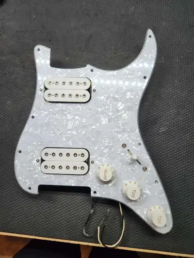 The pickups are from an Ibanez Jem guitar. Pearl guard 3-way blade selector switch 3 × CTS 500K pots...