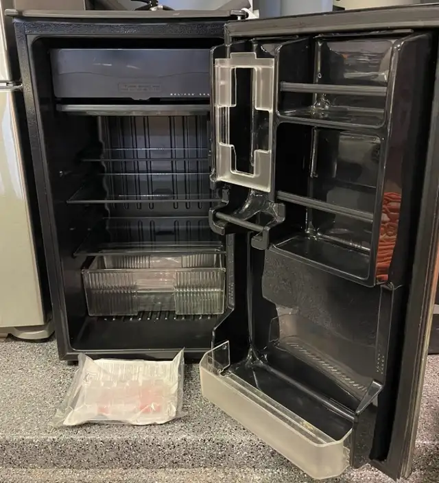 Mini Fridge Sanyo SR-4433SC 4.4 cu. ft. w/freezer in Refrigerators in Ottawa - Image 5