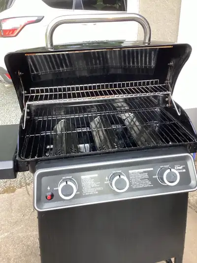 3 burner chef master barbecue , like new only used a few times . Asking 80 dollars . If interested c...