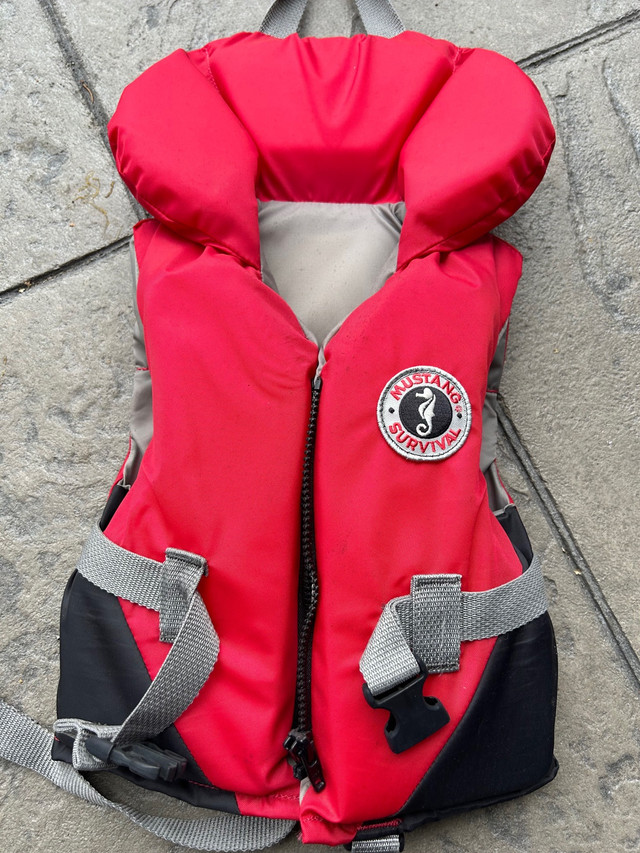Youth Life jackets- rarely used - whole set 5 in Water Sports in Mississauga / Peel Region - Image 4