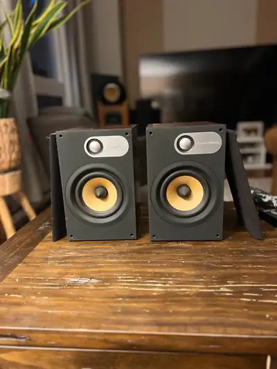 Bowers & Wilkins 686 Bookshelf Speakers – Wenge Finish Selling a lovely pair of B&W 686 bookshelf sp...