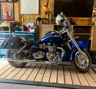 2016 Triumph America LT. 865CC. 14688 KM. Completely stock. EFI I’m the second owner of this bike. I...