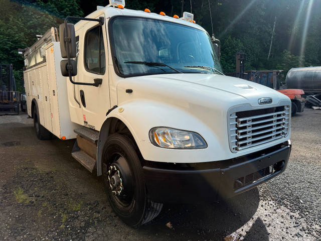 2011 Freightliner Service Truck w Crane in Heavy Trucks in Edmonton - Image 2