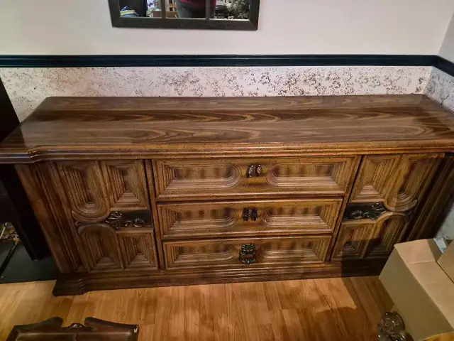 Vintage Wood Sideboard Dresser in Dressers & Wardrobes in Ottawa - Image 2