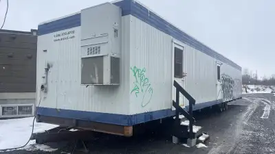 Grande roulotte de chantier 2013 de 12 pieds x 60 pieds. Elle possède 3 essieux et est immatriculé p...