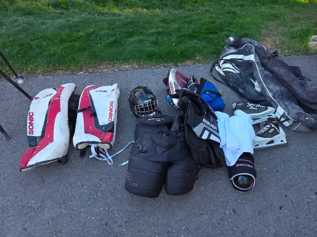 Goalie equipment in Hockey in Oshawa / Durham Region - Image 2