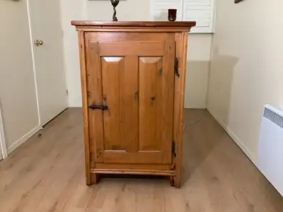 Petite armoire en pin début 19e siècle, View more