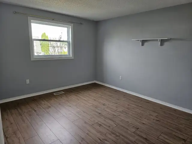 Detached 3 bdr + 1 offc/den + 2 full WR, finished bsmt+garage63417674728067124