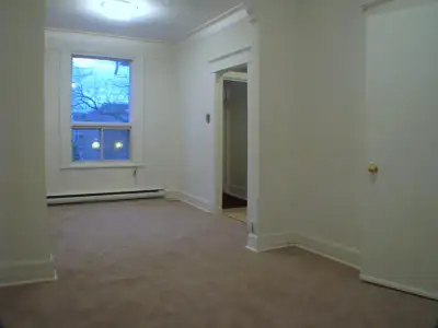 3-1/2 upper triplex, metro Monk, 15 min. to downtown.