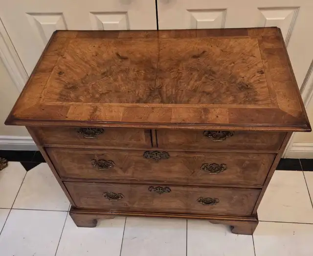 Early 18th Century Walnut Chest of Drawers in Hutches & Display Cabinets in City of Toronto - Image 5