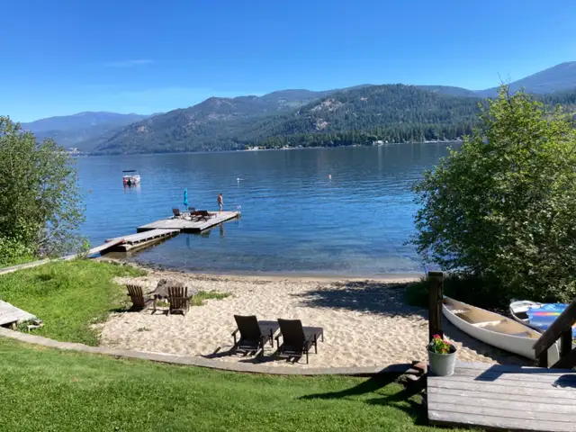 Modern Vintage Lakefront Huge Beach and Private Dock in British Columbia in Canada - Image 2