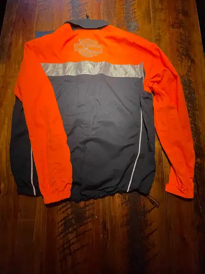 Voici une nouvelle (Neuve) veste imperméable Harley-Davidson de grandeur LARGE, conçue pour vous gar...