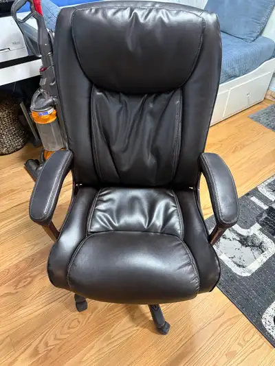 This is a lightly used, but very comfortable and supportive leather office chair, great for long wor...