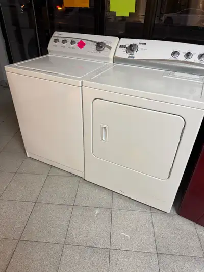 Cet ensemble de laveuse et sécheuse Kenmore à chargement par le haut est idéal pour ceux qui recherc...