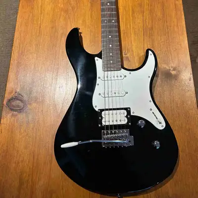 New Yamaha PAC12V electric guitar save over price of new never been played comes in original box got...