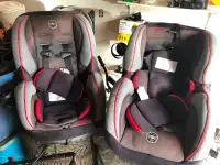 Deux sièges auto pour enfants