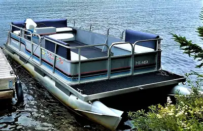 Ponton Princecraft modèle Voyageur 1989, Gris, 20 pieds, pour 8 personnes en parfaite condition. Mot...