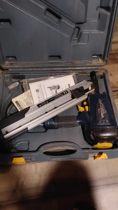 Mastercraft framing nailer in excellent working condition.comes with case, manual & other accessorie...