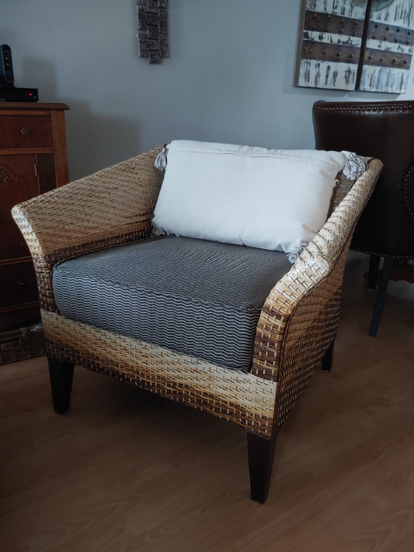 Pair of wicker Accent Chairs in Chairs & Recliners in Saskatoon - Image 4