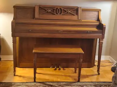 Piano droit Wurlitzer 2725 style provincial italien avec banc, View more