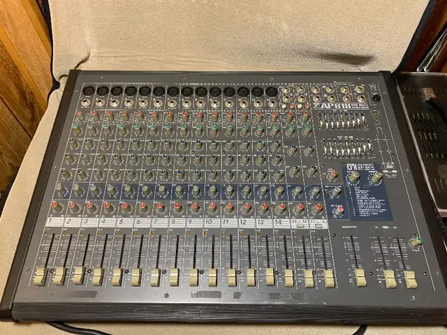 Yorkville AP 818 PA mixer w/soft case in Performance & DJ Equipment in Markham / York Region - Image 2