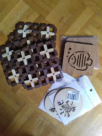Set of 8 wood coasters / ensemble de 8 dessous de verre en bois, View more
