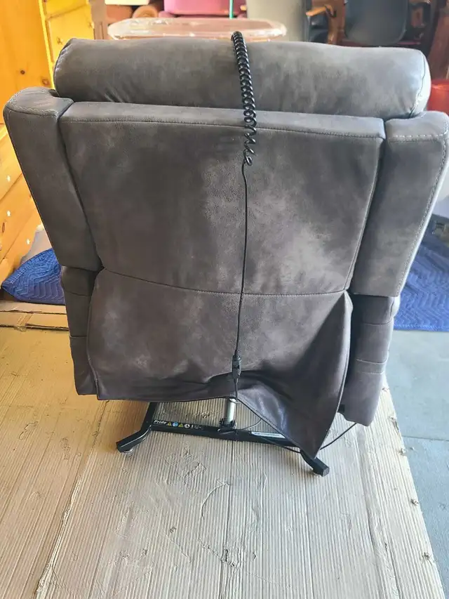 VIVA LIFT GREY MODERN RECLINER in Chairs & Recliners in Delta/Surrey/Langley - Image 4