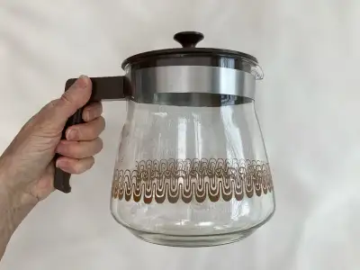 Cafetière / carafe vintage. - Couvercle en plastique marron. - Design distinctif des années passées,...