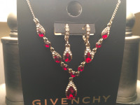 Ensemble de Collier et boucles d'oreilles de la marque Givenchy