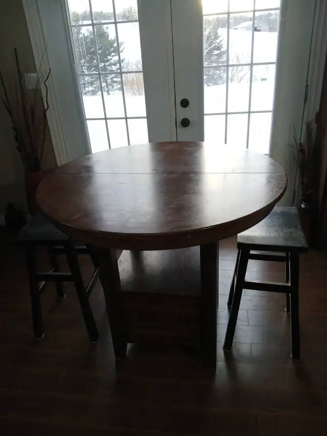 Pub style table and 2 chairs in Dining Tables & Sets in Charlottetown - Image 3