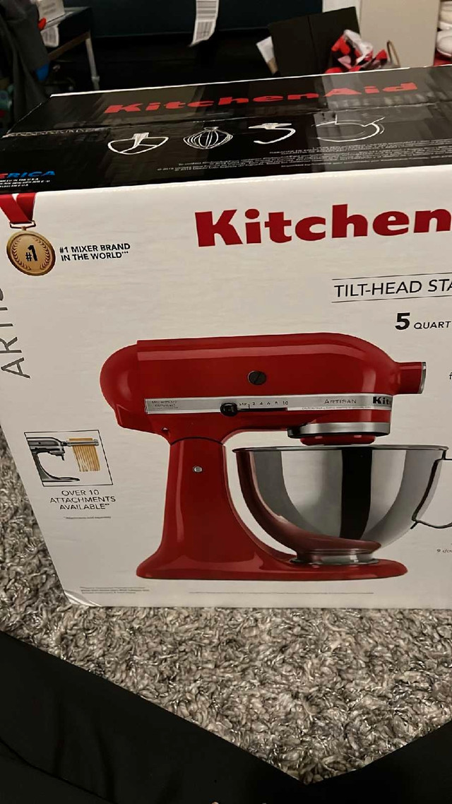 SELLING: KitchenAid Artisan Series 5-Quart Tilt-Head Stand Mixer in Processors, Blenders & Juicers in Guelph