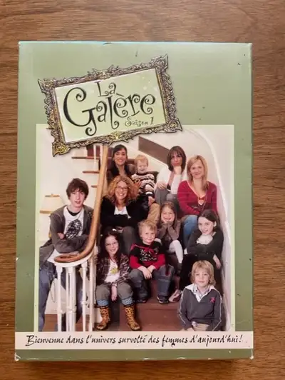 Stef, Mimi, Claude et Isa emménagent ensemble, sans conjoints, avec leurs sept enfants dans une gran...