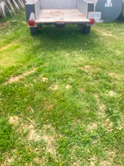 utility trailer, with 4 anchor hook,2 safety chain, backlight good condition Remorque utilitaire ave...
