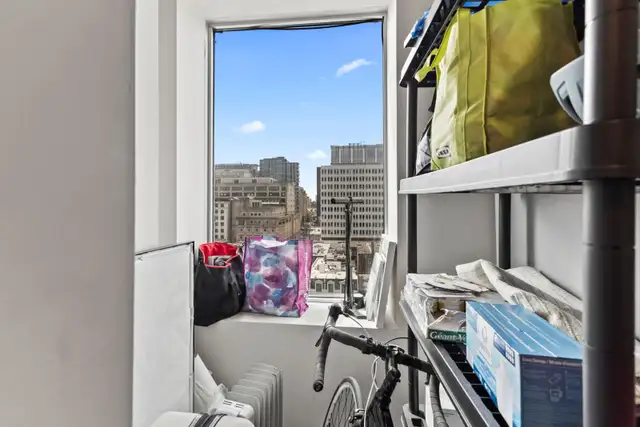 Upscale furnished rental in unbeatable location in Room Rentals & Roommates in City of Montréal - Image 25