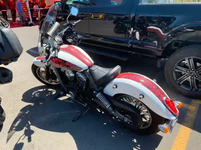 Superbe Indian Scout, avec une peinture exclusive et unique. Comprend set de valises avec siège brun...