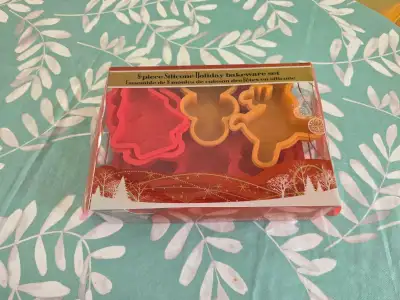 8 piece Holiday bakeware set, View more