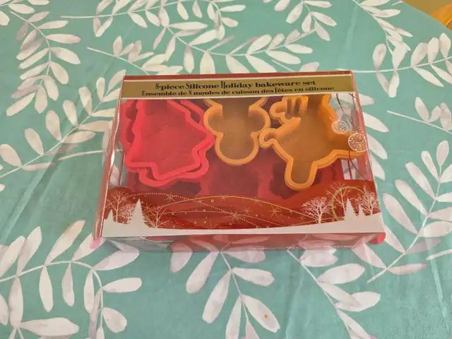 8 piece Holiday bakeware set in Kitchen & Dining Wares in St. Catharines - Image 2
