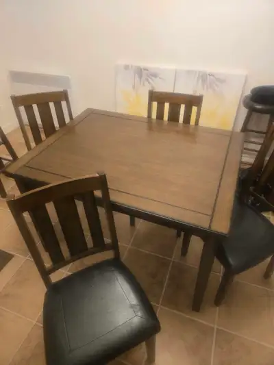 Dining room table, perfect for condos or smaller dining rooms Great condition, strong sturdy very go...