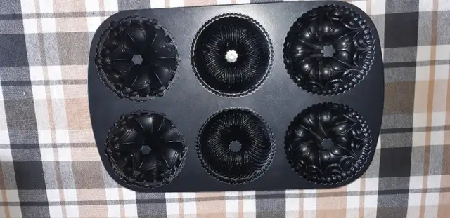 Williams Sonomia Bundt Pan in Kitchen & Dining Wares in Calgary - Image 3
