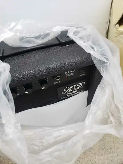 Guitar amp (new in box), View more